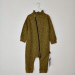 Chaki spalvos kombinezonas berniukui