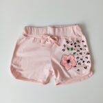 Rausvos spalvos šortai "Gėlės"