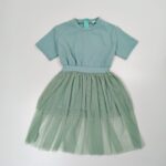 zalsvas-kombinezonas-mergaitei-su-tiulio-sijonu-trumpos-rankoves-stilingas-madingas-nugara-drugeliukai.lt