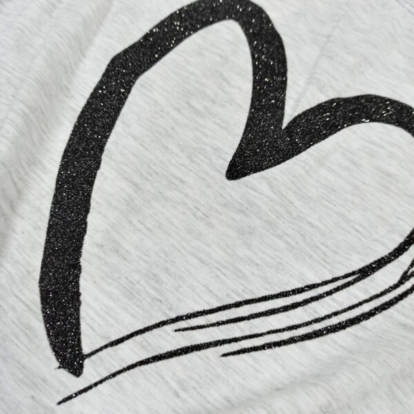 komplektukas-vasarai-mergaitei-su-palaidine-trumpa-sortai-su-blizgancia-sirdute-drugeliukai.lt