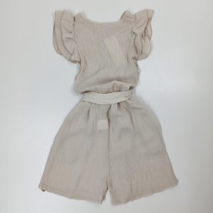 smelio-spalvos-muslino-kombinezonas-mergaitem-su-kisenemis-nugara-drugeliukai.lt