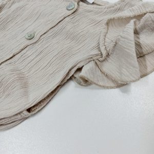 smelio-spalvos-muslino-kombinezonas-mergaitem-su-kisenemis-priekis-drugeliukai.lt