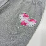 pilkos-spalvos-trikotazines-tampres-kelnes-mergaitei-su-aplikacijomis-blizganciomis-drugeliukai.lt