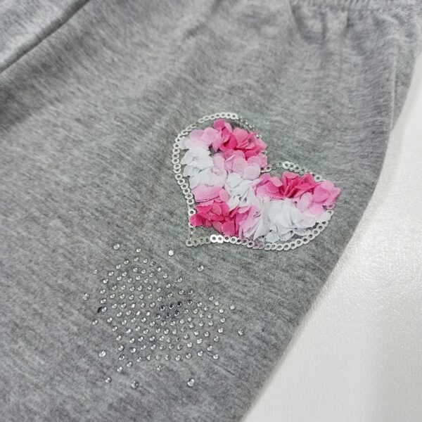 pilkos-spalvos-trikotazines-tampres-kelnes-mergaitei-su-aplikacijomis-blizganciomis-drugeliukai.lt