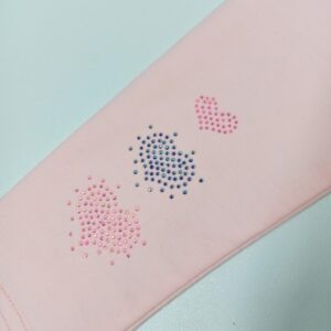 rozines-spalvos-trikotazines-tampres-kelnes-mergaitei-su-aplikacijomis-blizganciomis-koja-drugeliukai.lt