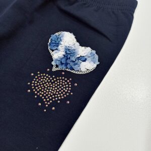 tamsiai-melynos-spalvos-trikotazines-tampres-kelnes-mergaitei-su-aplikacijomis-blizganciomis-aplikacija-drugeliuka.lt