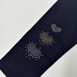 tamsiai-melynos-spalvos-trikotazines-tampres-kelnes-mergaitei-su-aplikacijomis-blizganciomis-priekis-aplikacija-drugeliukai.lt