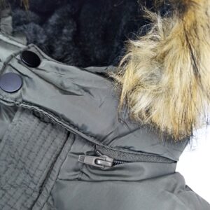 chaki-spalvos-striuke-ziemai-rudeniui-viduje-su-kailiuku-ilgesne-striuke-kapisonas-su-kailiuku-kisenes-kapisonas-drugeliukai.lt