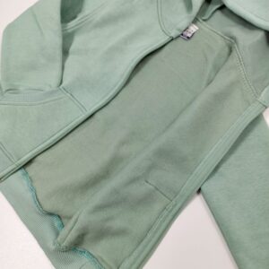 dzemperis-mergaitei-su-kapisonu-viduje-su-pukeliu-mint-spalvos-drugeliukai.lt