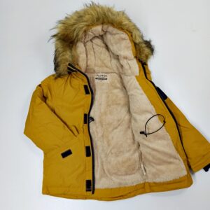 garstyciu-spalvos-striuke-su-kailiu-viduje-kapisonas-su-kailiu-ilgos-rankoves-berniukui-parka-vidus-drugeliukai.lt