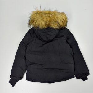 juodos-spalvos-striuke-su-kailiu-viduje-kapisonas-su-kailiu-ilgos-rankoves-berniukui-parka-nugara-drugeliukai.lt