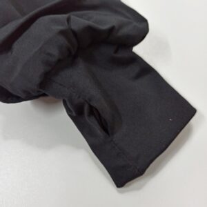 juodos-spalvos-striuke-su-kailiu-viduje-kapisonas-su-kailiu-ilgos-rankoves-berniukui-parka-rankove-drugeliukai.lt