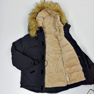 juodos-spalvos-striuke-su-kailiu-viduje-kapisonas-su-kailiu-ilgos-rankoves-berniukui-parka-vidus-drugeliukai.lt