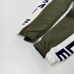 komplektukas-su-sypsena-ir-uzrasu-dzmeperis-ir-kelnes-siauri-galai-kapisonas-chaki-spalvos-drugeliukai.lt