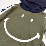 komplektukas-su-sypsena-ir-uzrasu-dzmeperis-ir-kelnes-siauri-galai-kapisonas-chaki-spalvos-drugeliukai.lt