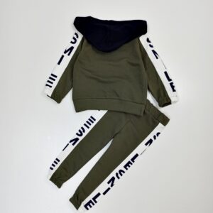 komplektukas-su-sypsena-ir-uzrasu-dzmeperis-ir-kelnes-siauri-galai-kapisonas-chaki-spalvos-nugara-drugeliukai.lt
