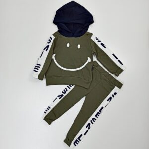 komplektukas-su-sypsena-ir-uzrasu-dzmeperis-ir-kelnes-siauri-galai-kapisonas-chaki-spalvos-priekis-drugeliuka.lt