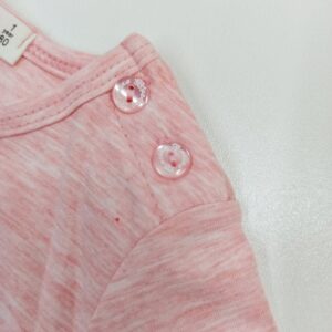 palaidine-mergaitei-ilgomis-rankovemis-su-priutu-kaspinu-ir-aplikacija-su-kvarbatkomis-grazi-stilinga-ant-peties-sagos-drugeliukai.lt