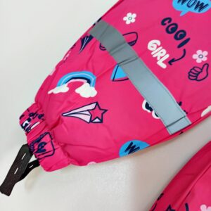 rudeninis-zieminis-vientisas-kombinezonas-mergaitei-su-kapisonu-margas-rozinis-rubai-vaikams-neperpuciamas-neperlyjamas-klesne-su-atsvaitu-drugeliukai.lt