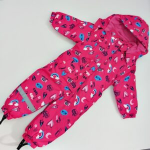 rudeninis-zieminis-vientisas-kombinezonas-mergaitei-su-kapisonu-margas-rozinis-rubai-vaikams-neperpuciamas-neperlyjamas-priekis-drugeliukai.lt