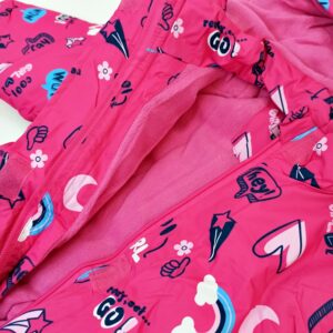 rudeninis-zieminis-vientisas-kombinezonas-mergaitei-su-kapisonu-margas-rozinis-rubai-vaikams-neperpuciamas-neperlyjamas-vidus-su-flanele-drugeliukai.lt