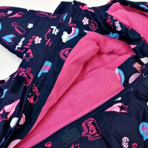 rudeninis-zieminis-vientisas-kombinezonas-mergaitei-su-kapisonu-margas-tamsiai-melynas-rubai-vaikams-vidus-su-flisu-drugeliukai.lt