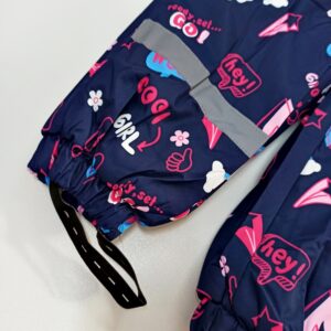 rudeninis-zieminis-vientisas-kombinezonas-mergaitei-su-kapisonu-margas-tamsiai-melynas-rubai-vaikams-vidus-su-flisu-su-atsvaitu-drugeliukai.lt