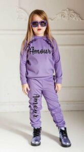 trikotazinis-komplektukas-mergaitei-kelnes-dzemperis-su-uzrasu-treningai-laisvalaikio-apranga-priekis2-drugeliukai.lt