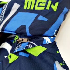 zieminis-rudeniui-kombinezonas-berniukui-zalia-melyna-viduje-flanele-su-kapisonu-neperpuciamas-neperlijamas-kapisonas-susisega-drugeliukai.lt