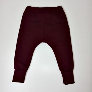 kelnes-su-pukeliu-bordo-spalvos-rubai-vaikams-trikotazines-laisvalaikio-kelnes-nugara-drugeliukai.lt