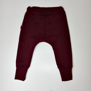 kelnes-su-pukeliu-bordo-spalvos-rubai-vaikams-trikotazines-laisvalaikio-kelnes-priekis-drugeliukai.lt