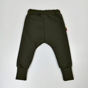 kelnes-su-pukeliu-chaki-spalvos-rubai-vaikams-trikotazines-laisvalaikio-kelnes-nugara-drugeliukai.lt