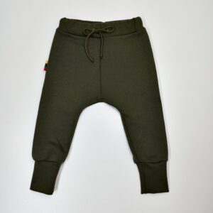 kelnes-su-pukeliu-chaki-spalvos-rubai-vaikams-trikotazines-laisvalaikio-kelnes-priekis-drugeliukai.lt