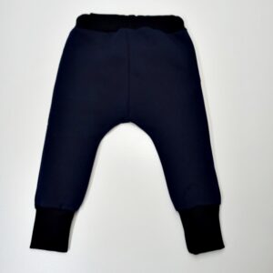 kelnes-su-pukeliu-melynos-spalvos-rubai-vaikams-trikotazines-laisvalaikio-kelnes-nugara-drugeliukai.lt