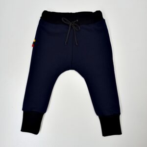 kelnes-su-pukeliu-melynos-spalvos-rubai-vaikams-trikotazines-laisvalaikio-kelnes-priekis-drugeliukai.lt