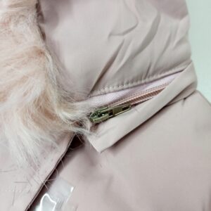 pelenu-rozes-spalvos-striuke-ziemine-su-kailiuku-mergaitei-rubai-vaikams-susisega-spaudemis-ir-uztrauktuku-kailiukas-margas-nusisega-kapisonas-drugeliukai.lt