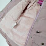 pelenu-rozes-spalvos-striuke-ziemine-su-kailiuku-mergaitei-rubai-vaikams-susisega-spaudemis-ir-uztrauktuku-kailiukas-margas-vidus-drugeliukai.lt