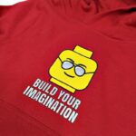 siltas-dzemperis-su-pukeliu-viduje-raudonas-su-lego-aplikacija-rubai-vaikams-ilgomis-rankovemis-aplikacija-drugeliukai.lt