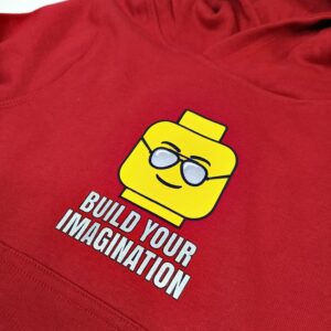 siltas-dzemperis-su-pukeliu-viduje-raudonas-su-lego-aplikacija-rubai-vaikams-ilgomis-rankovemis-aplikacija-drugeliukai.lt