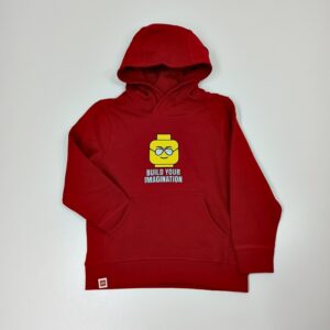 siltas-dzemperis-su-pukeliu-viduje-raudonas-su-lego-aplikacija-rubai-vaikams-ilgomis-rankovemis-priekis-drugeliukai.lt