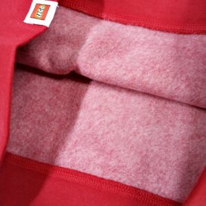 siltas-dzemperis-su-pukeliu-viduje-raudonas-su-lego-aplikacija-rubai-vaikams-ilgomis-rankovemis-vidus-drugeliukai.lt