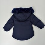 tamsiai-melyna-striuke-ziemine-su-kailiuku-mergaitei-rubai-vaikams-susisega-spaudemis-ir-uztrauktuku-kailiukas-margas-nugara-drugeliukai.lt