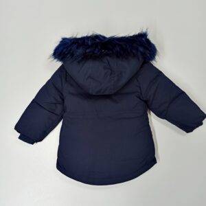 tamsiai-melyna-striuke-ziemine-su-kailiuku-mergaitei-rubai-vaikams-susisega-spaudemis-ir-uztrauktuku-kailiukas-margas-nugara-drugeliukai.lt