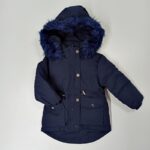 tamsiai-melyna-striuke-ziemine-su-kailiuku-mergaitei-rubai-vaikams-susisega-spaudemis-ir-uztrauktuku-kailiukas-margas-priekis-drugeliukai.lt