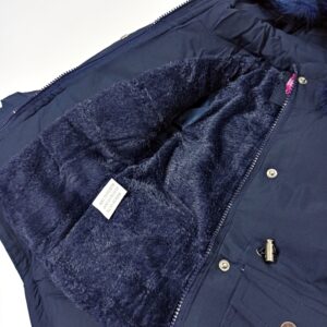 tamsiai-melyna-striuke-ziemine-su-kailiuku-mergaitei-rubai-vaikams-susisega-spaudemis-ir-uztrauktuku-kailiukas-margas-vidus-drugeliukai.lt