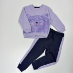 trikotazinis-komplektukas-mergaitei-su-pukeliu-viduje-pasiltintas-rubai-vaikams-meskutis-violetines-spalvos-dzemperis-kelnes-priekis-drugeliukai.lt