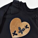 trikotazinis-stilingas-grazus-komplektukas-mergaitei-dzmeperis-kelnes-su-kisenemeis-su-sirdutes-aplikacija-vaiku-rubai-aplikacija-drugeliukai.lt