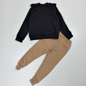 trikotazinis-stilingas-grazus-komplektukas-mergaitei-dzmeperis-kelnes-su-kisenemeis-su-sirdutes-aplikacija-vaiku-rubai-nugara-drugeliukai.lt