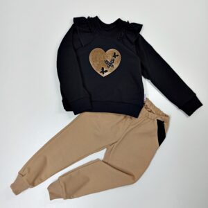 trikotazinis-stilingas-grazus-komplektukas-mergaitei-dzmeperis-kelnes-su-kisenemeis-su-sirdutes-aplikacija-vaiku-rubai-priekis-drugeliukai.lt