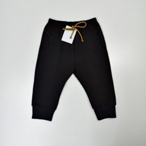 juodos-siutos-kelnes-berniukams-trikotazines-su-kisenemis-priekis